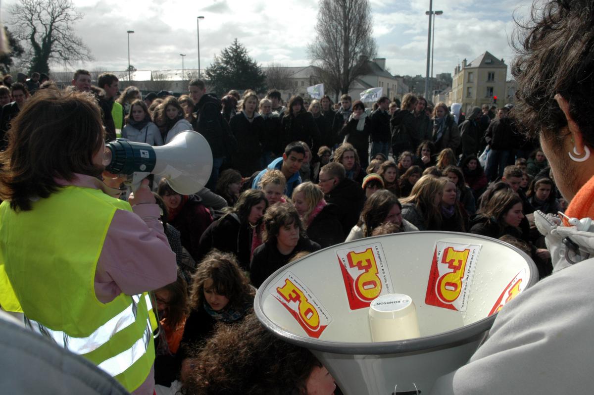 Rassemblement devant l'entrée de l'arsenal de Cherbourg