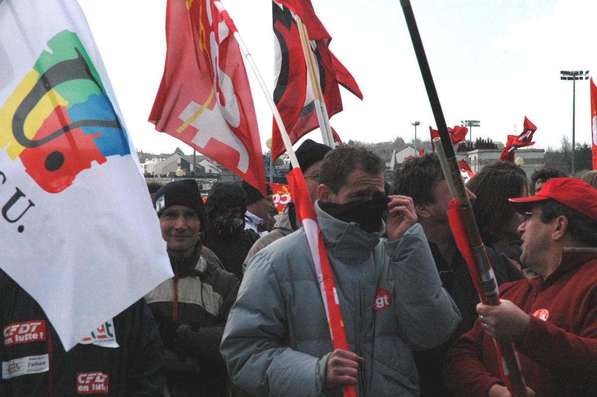 Rassemblement devant l'entrée de l'arsenal de Cherbourg