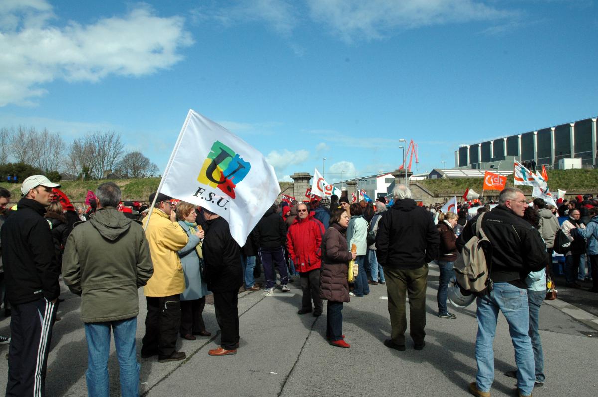 Rassemblement devant l'entrée de l'arsenal de Cherbourg