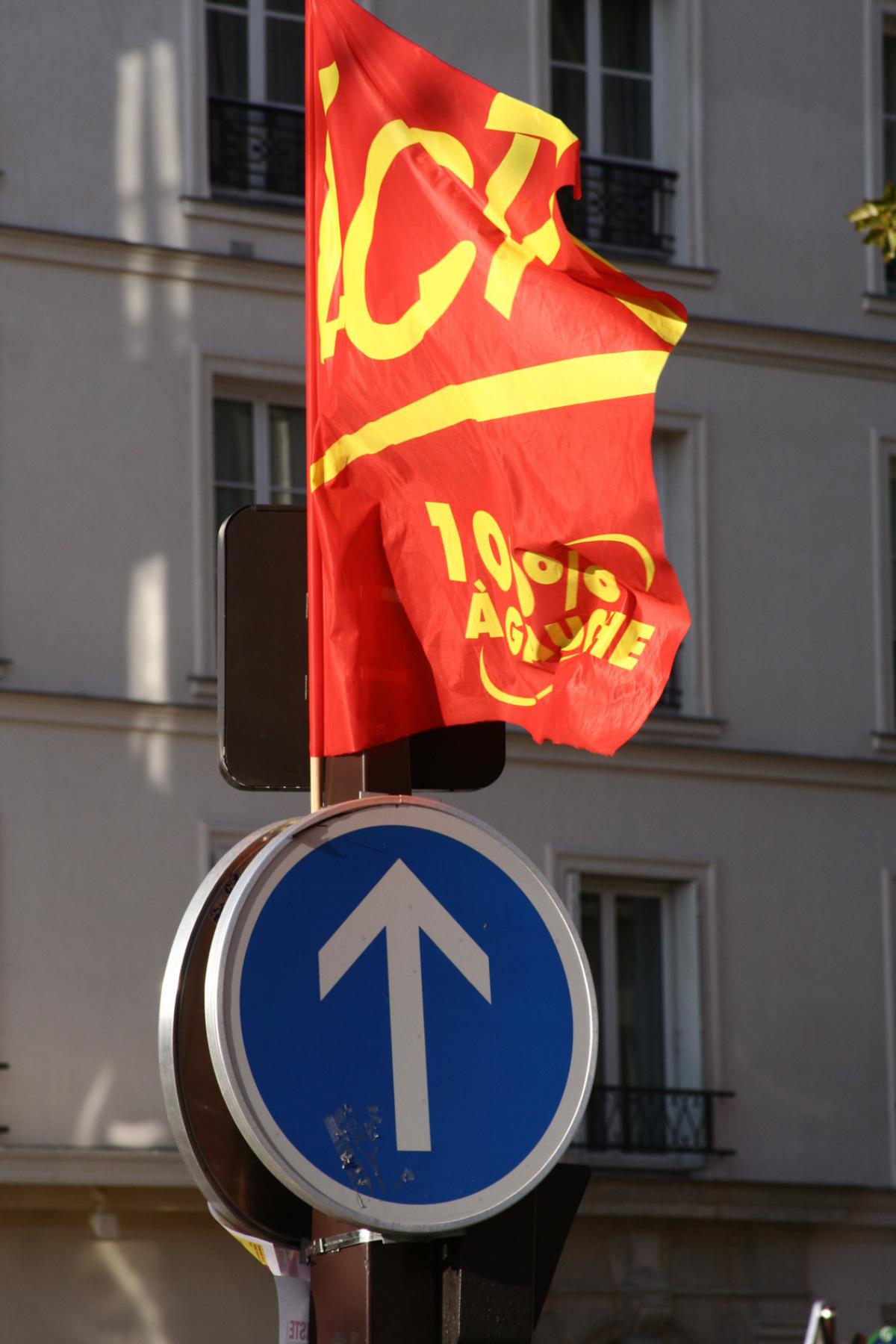 Drapeau LCR au dessus d'un panneau avec flèche vers le haut