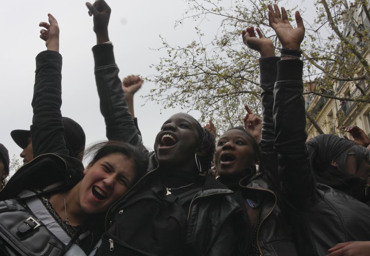 Jeunes lycéens levant le bras