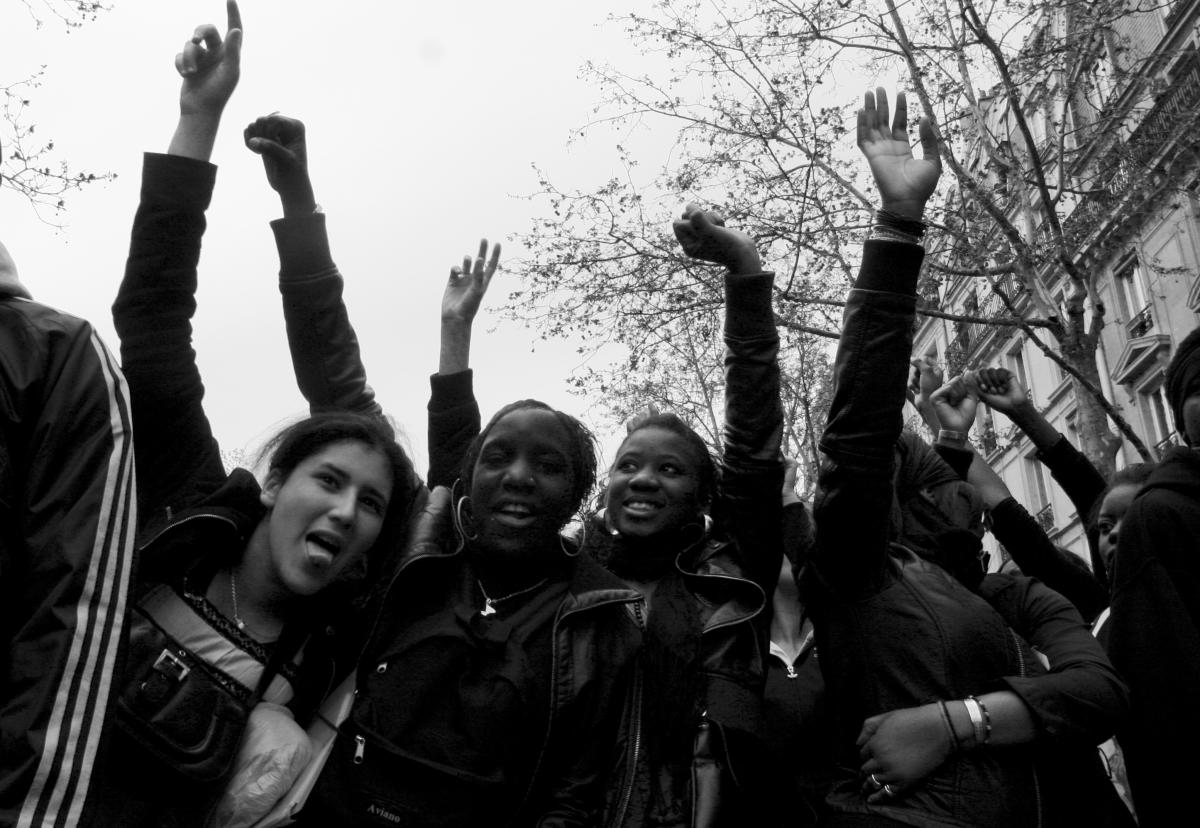 Jeunes lycéens levant le bras