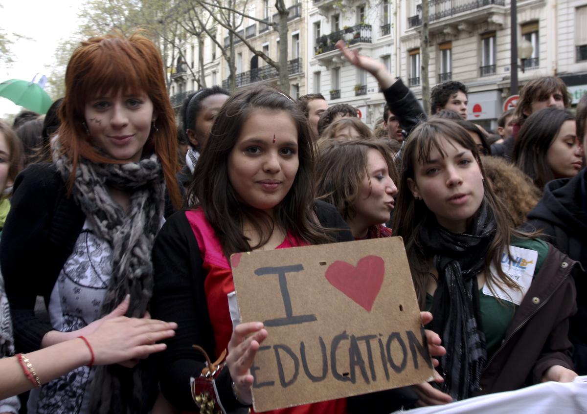 Lycéenne portant une pancarte