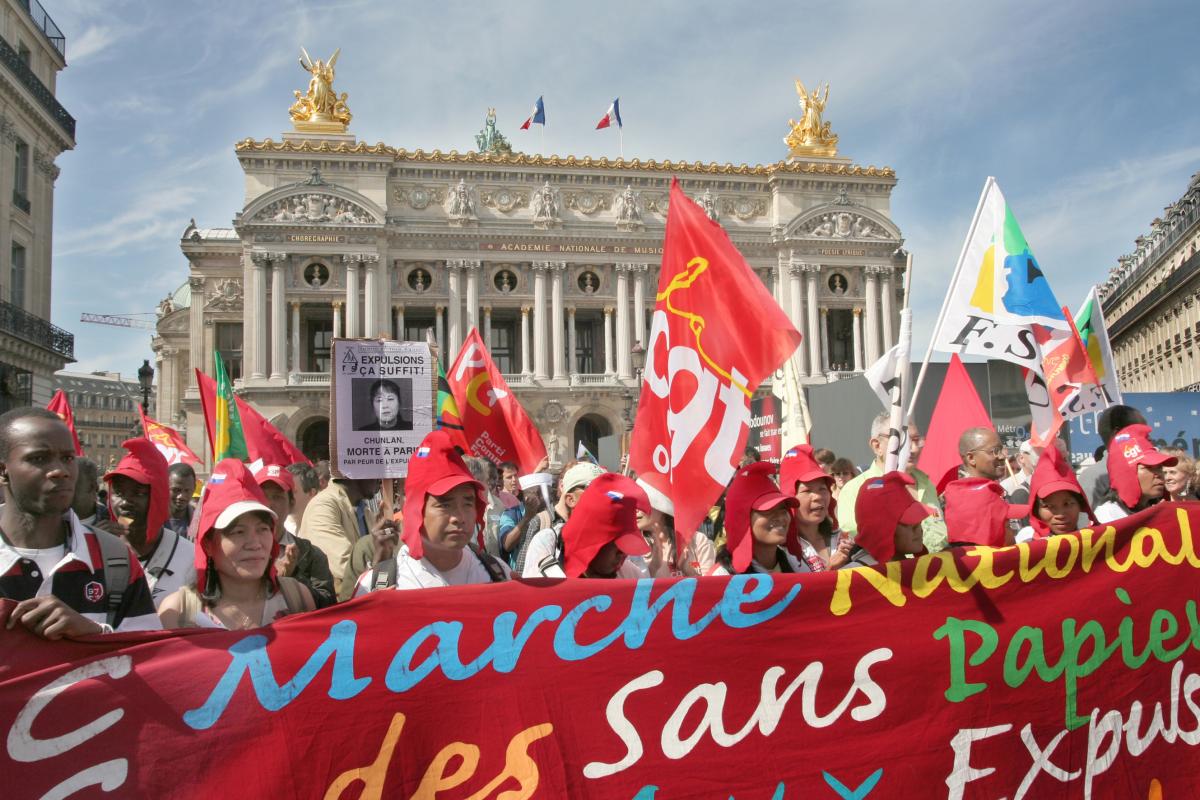 les marcheurs sans-papiers devant l'Opéra