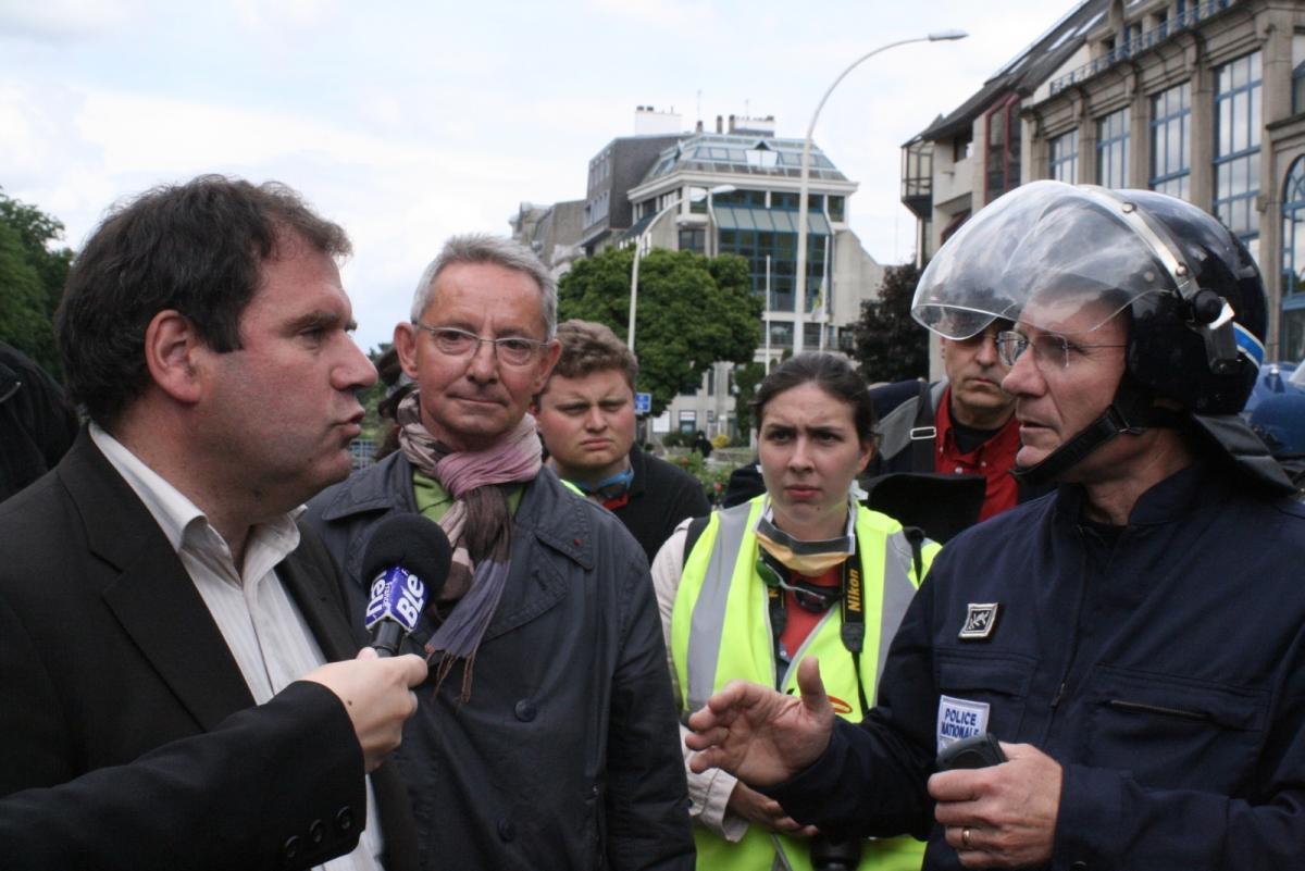 Face à face entre le maire Carhaix et le chef des CRS
