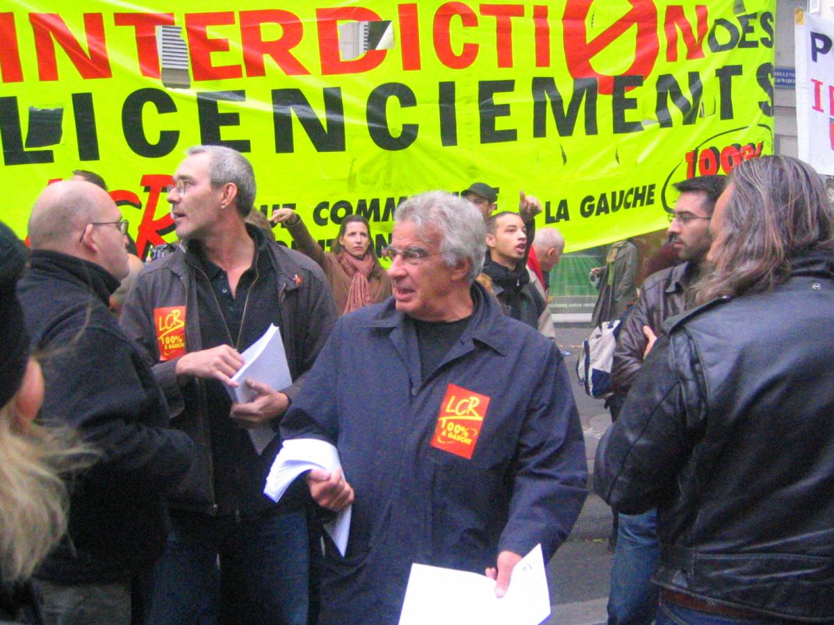 Alain Krivine diffuse des tracts