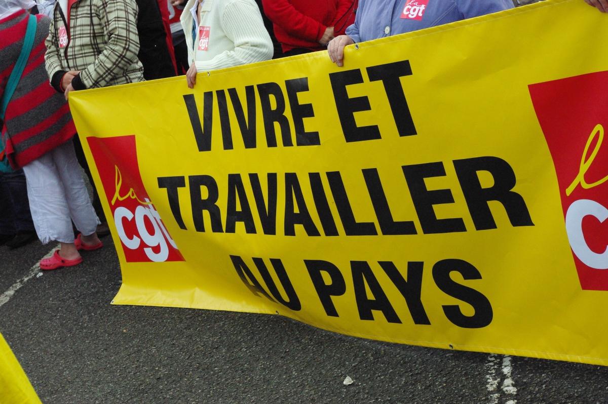 banderole de téte manif de locminé contres les suppressions d'emplois chez doux