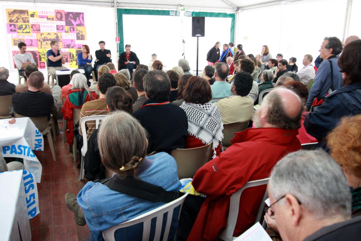 le meeting dans le stand des communistes unitaires