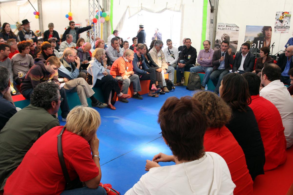 un débat dans le stand de la fédération des Bouches du Rhône du PCF
