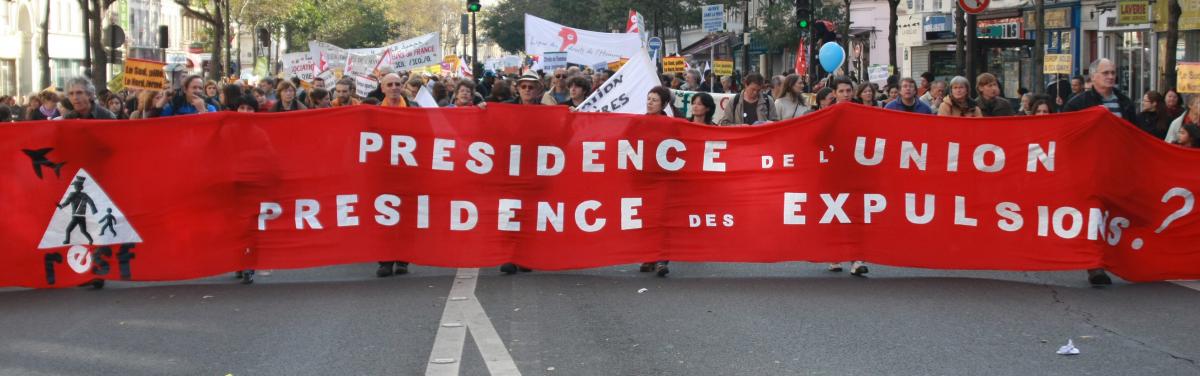 banderole RESF : présidence de l'Union, présidence des expulsions ?