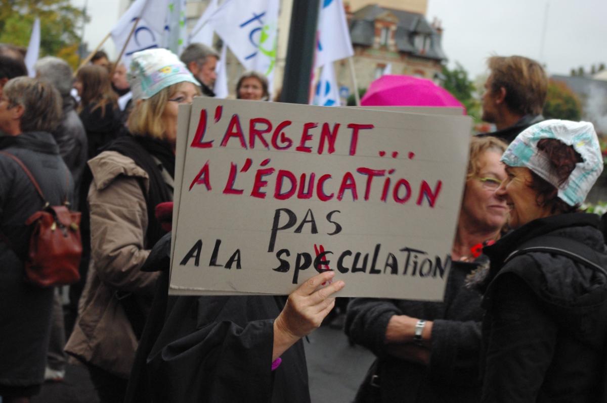 pancarte pour plus de moyen à l'éducation contre les dons faits aux banques par sarkosy