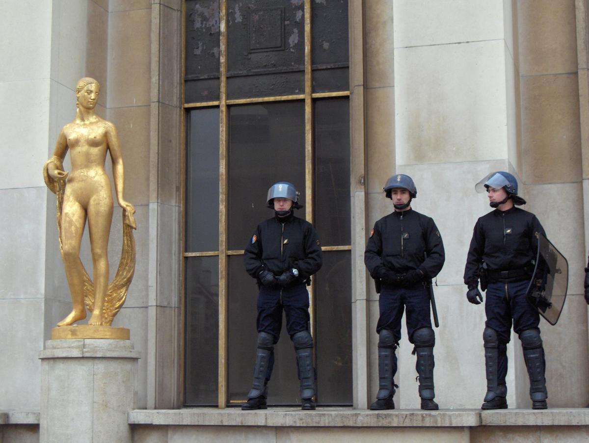 Les flics et la statue