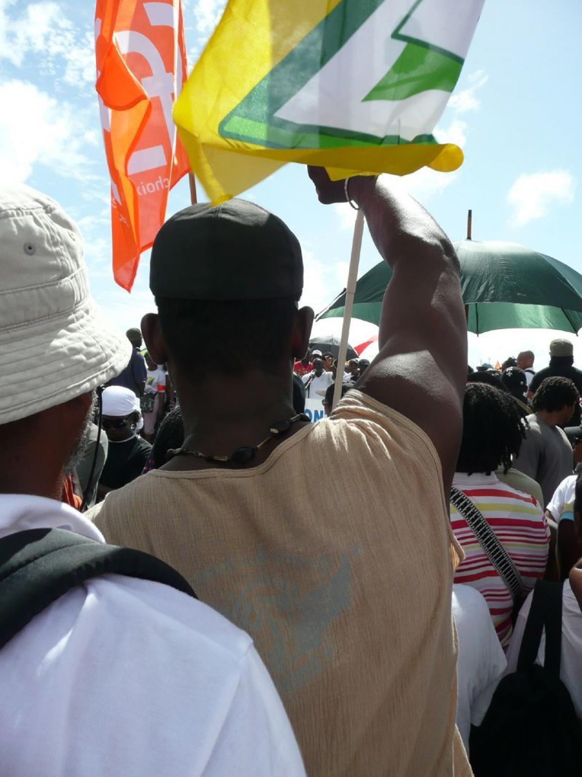 Manifestant poing tendu en Guadeloupe