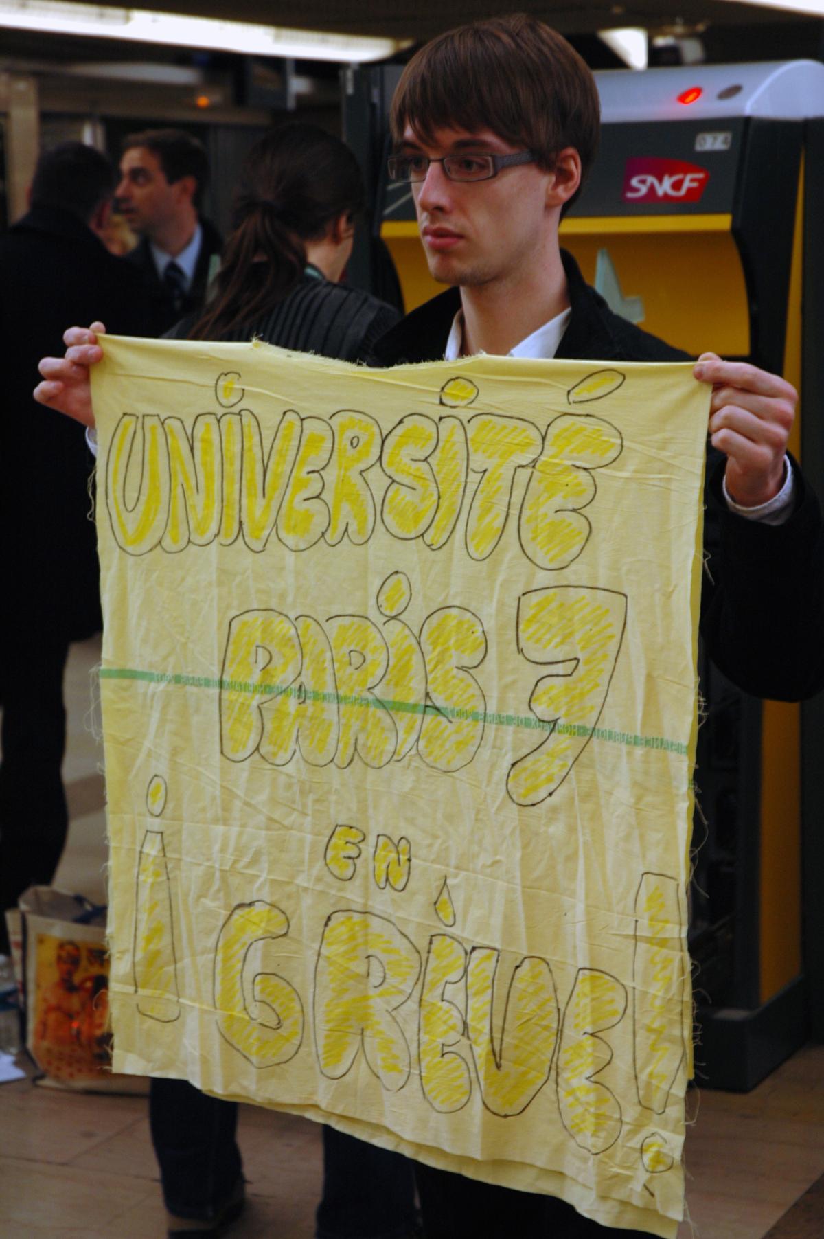 Banderole Université Paris 7 en grève!.
