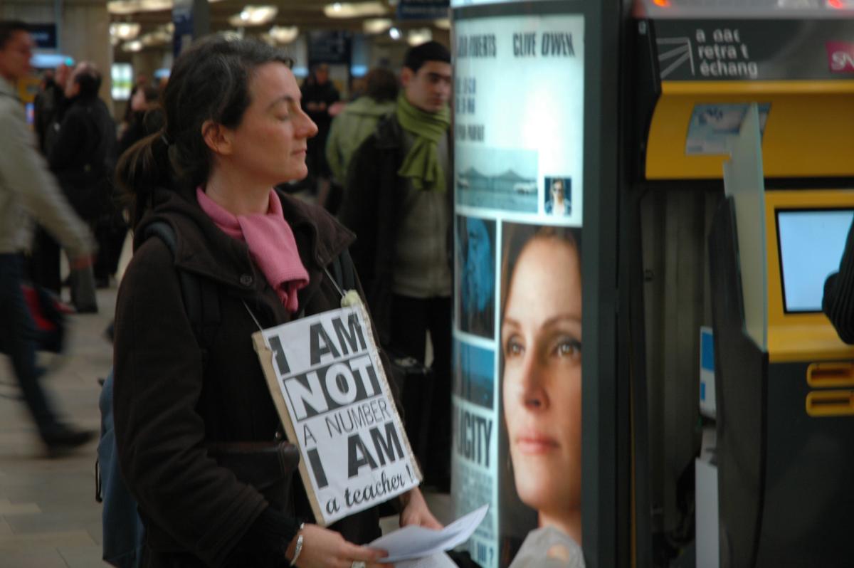Etudiante en grève manifestant dans la Gare de Lyons.