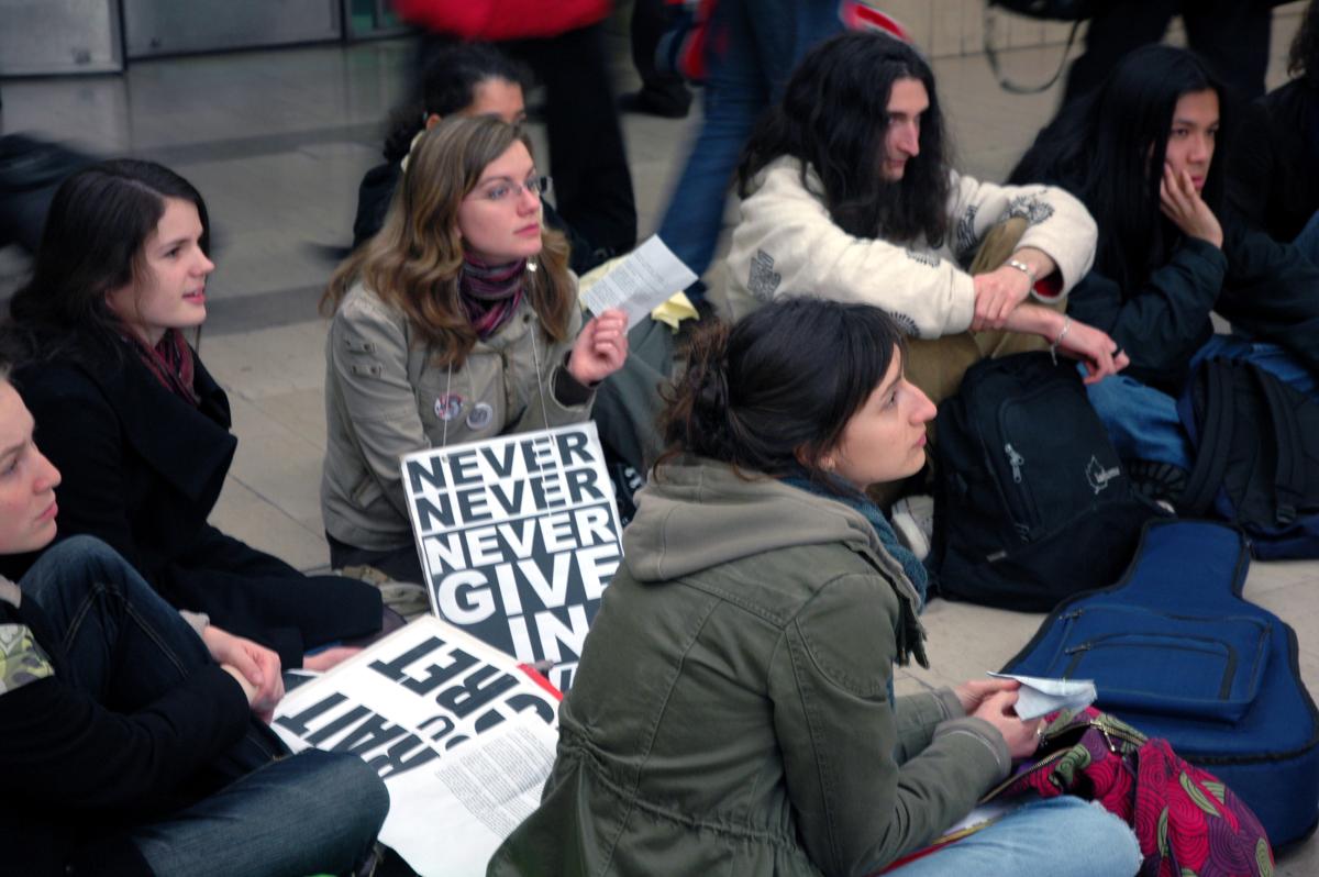 Etudiants en grève suivant un cours dans la Gare de Lyons.