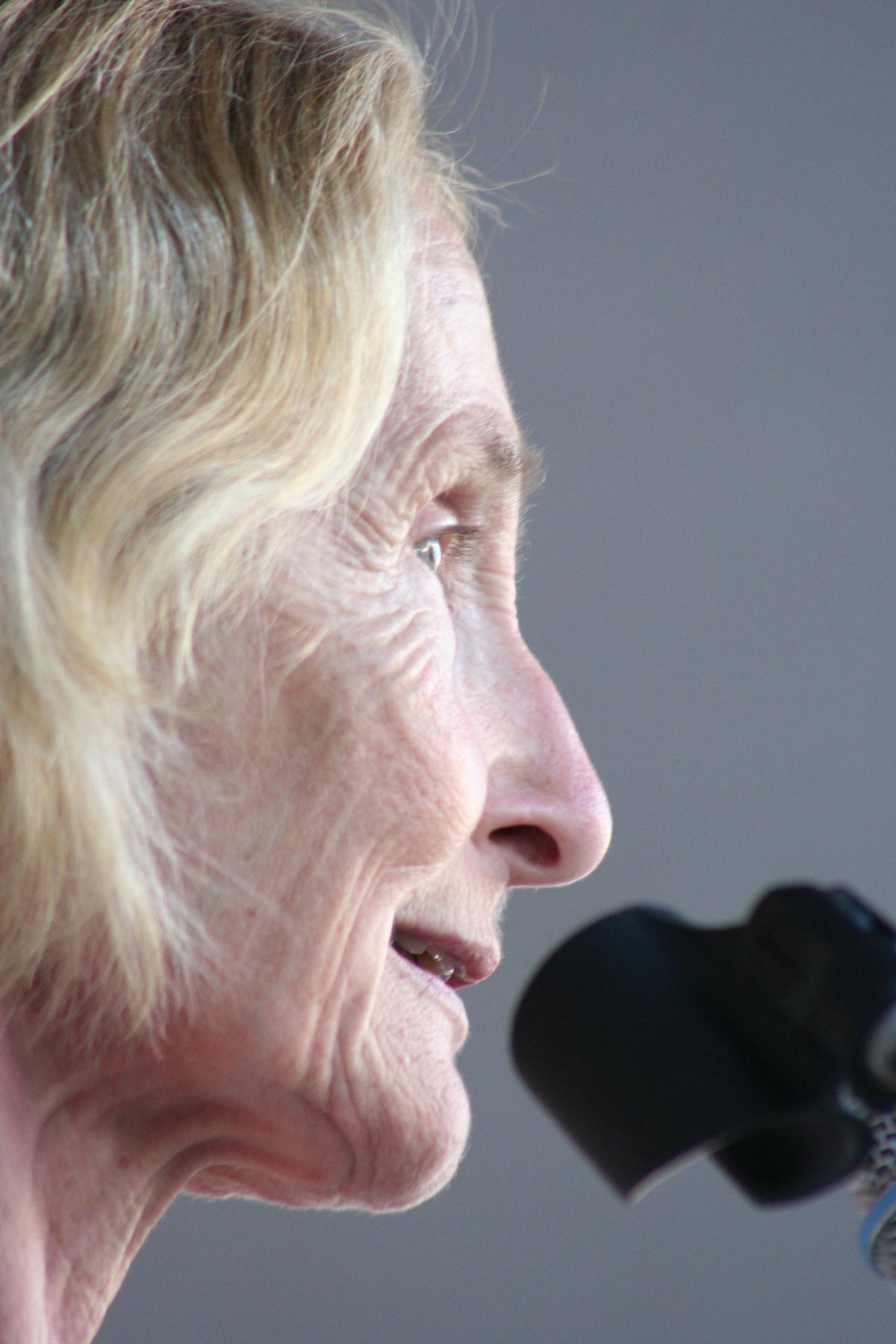 Françoise BALIBAR au meeting après la manif du 1 juillet 2006