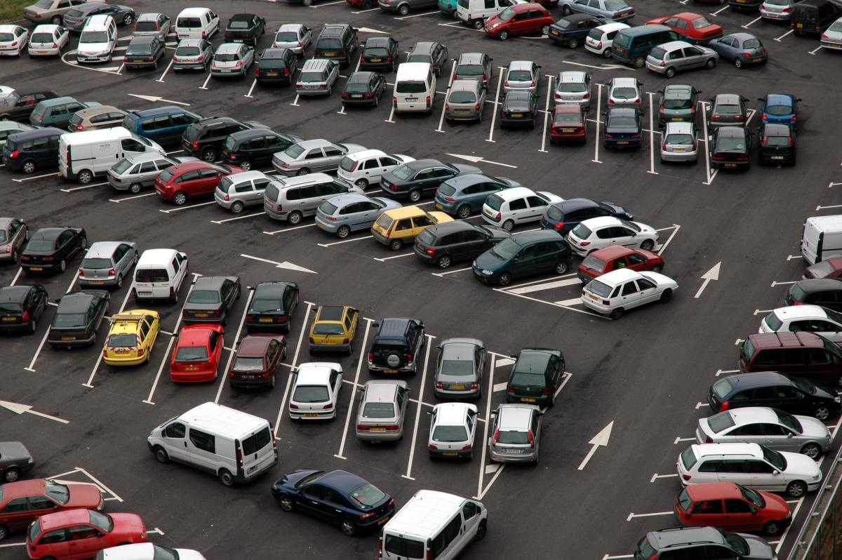 Parking avec des voitures