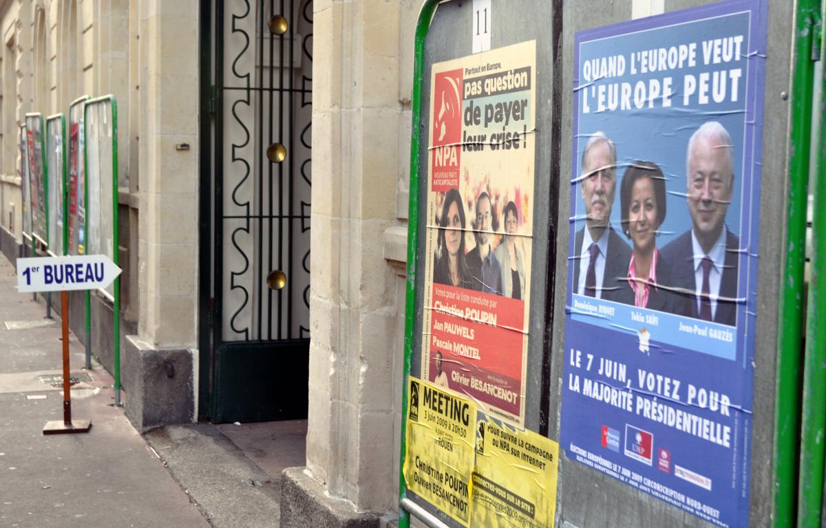 Entrée d'un bureau de vote Cherbourgeois.