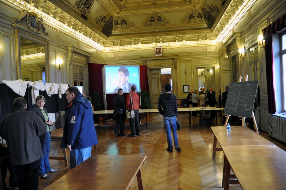 Salle des résultats de la mairie de Cherbourg.