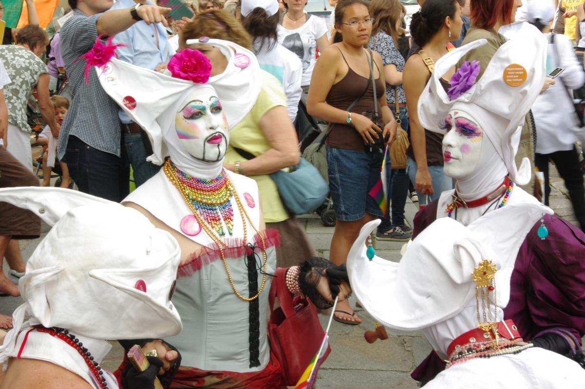 une minute de silence en soutien aux vistimes des discriminations, les soeurs sont dans le coup !