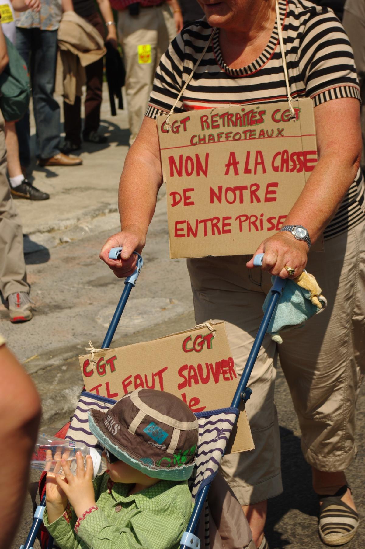 enfant en poussette dans la manif avec sa mère