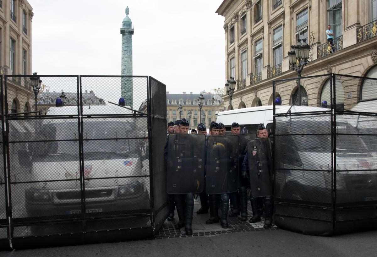 la police bloque l'accès à la place Vendôme