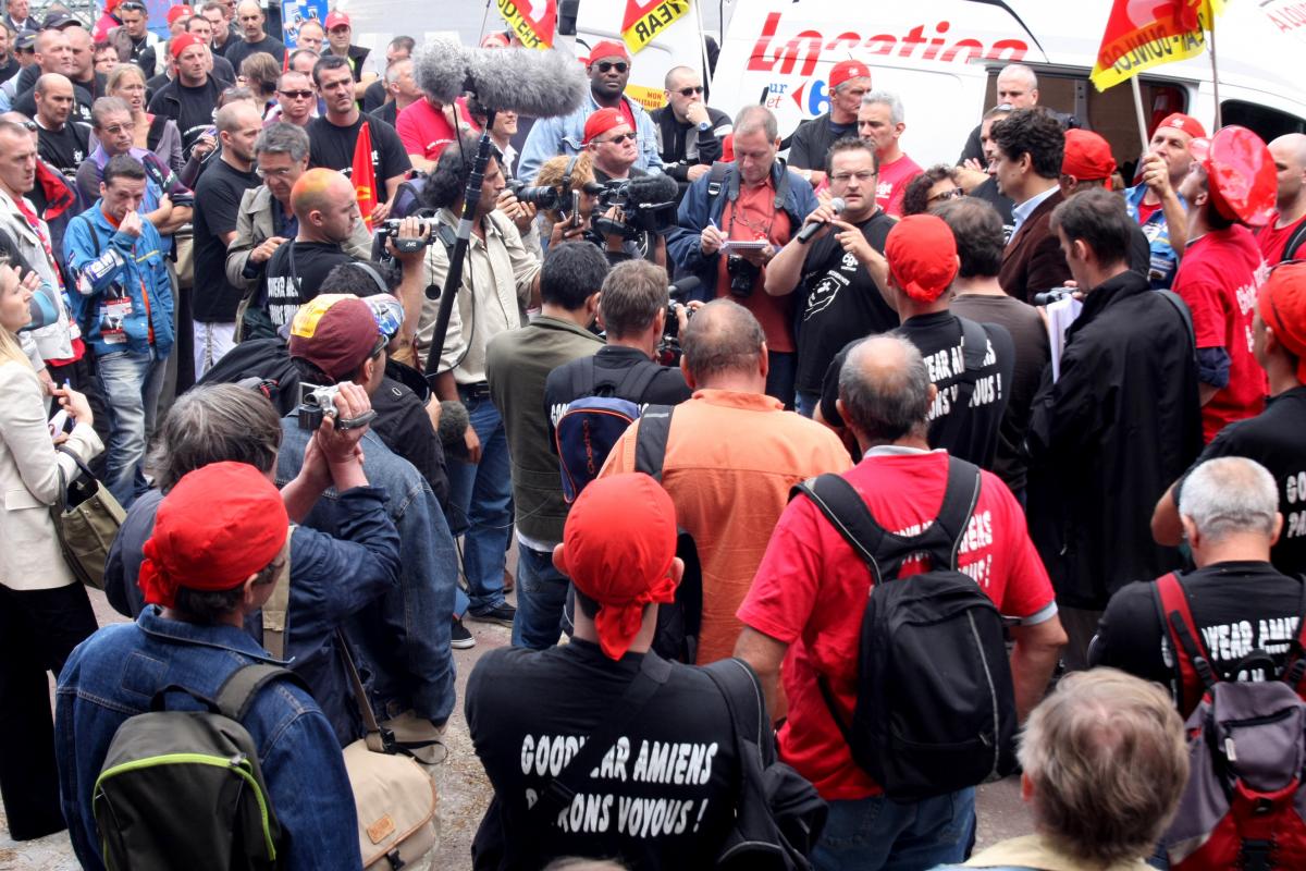 meeting à la sortie du tribunal
