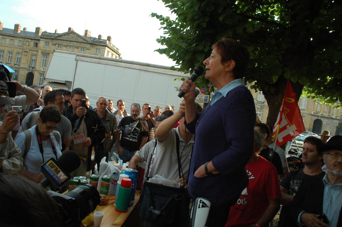 Arlette Laguiller en soutien aux Continental à Compiègne.