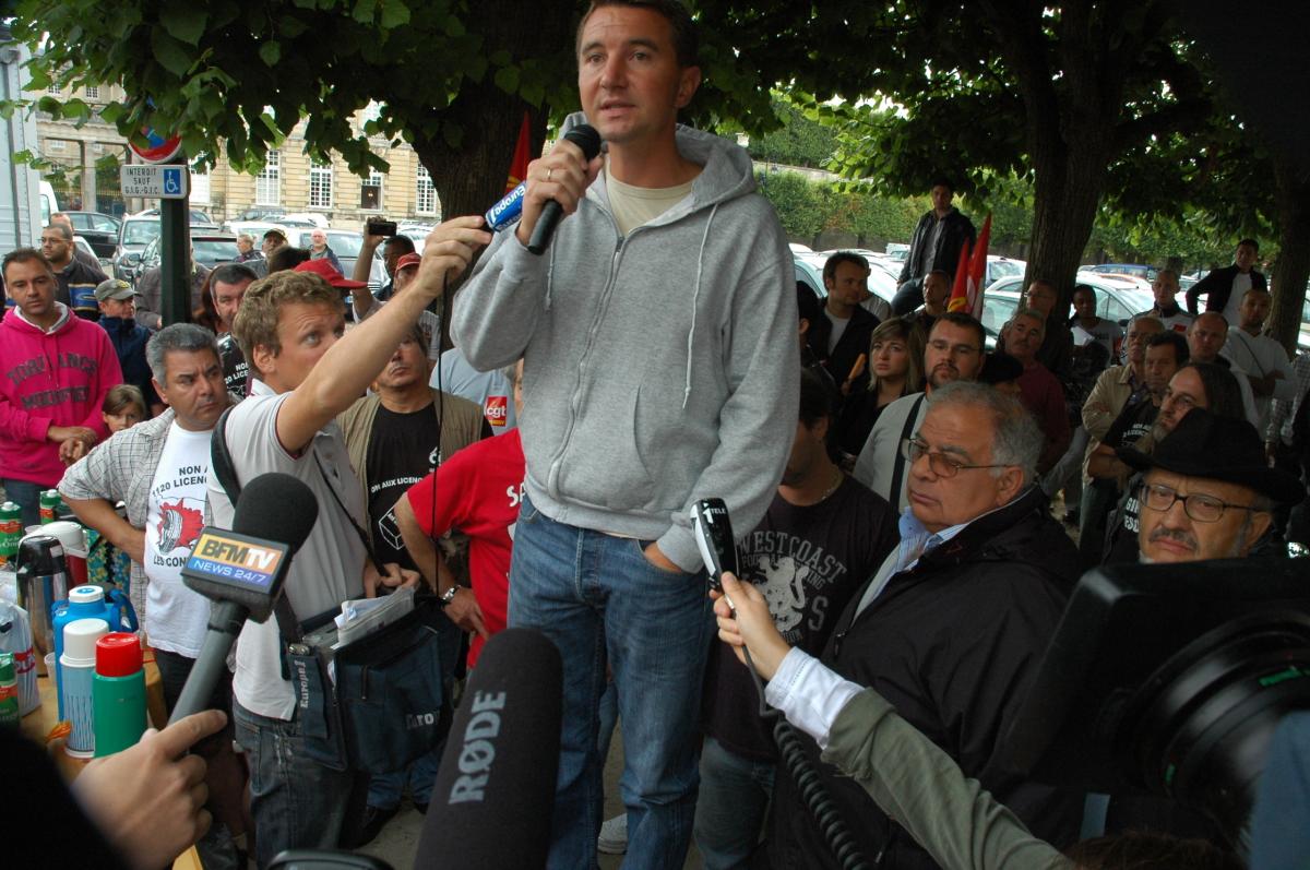 Olivier Besancenot soutien les Continental à Compiègne.