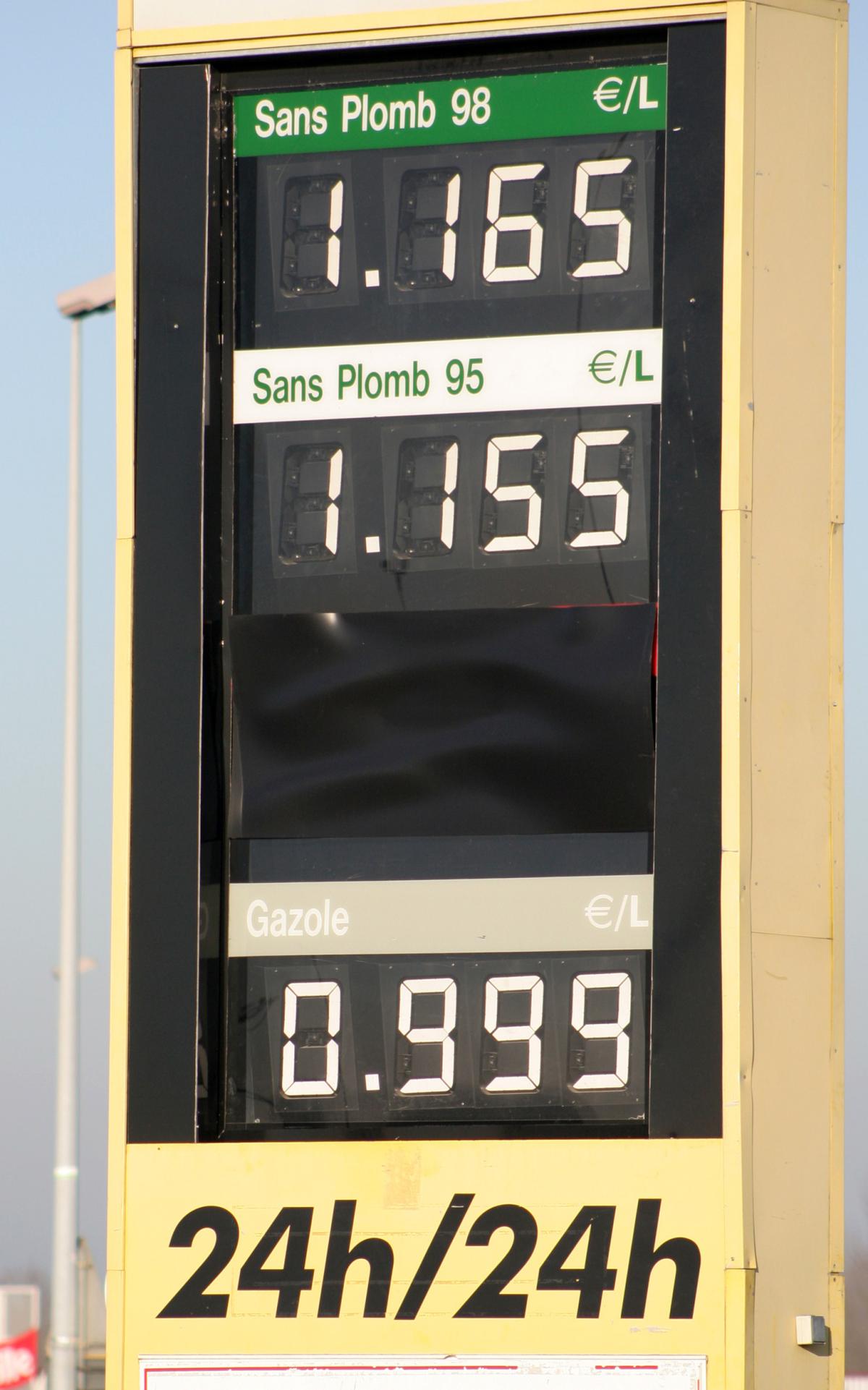 borne affichant les prix de l'essence d'un supermarché