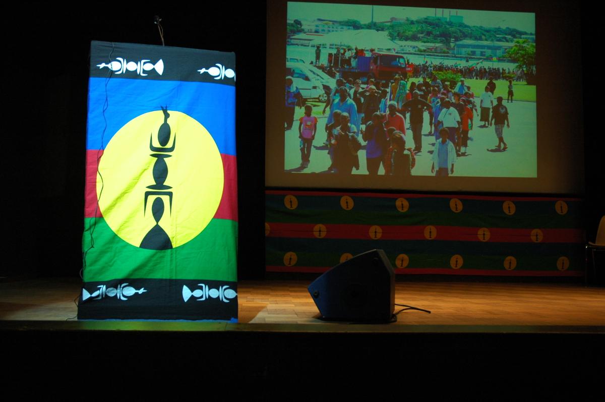 Podium à la soirée de solidarité au 7 Syndicalistes de L'USTKE en Prison à NOUMEA