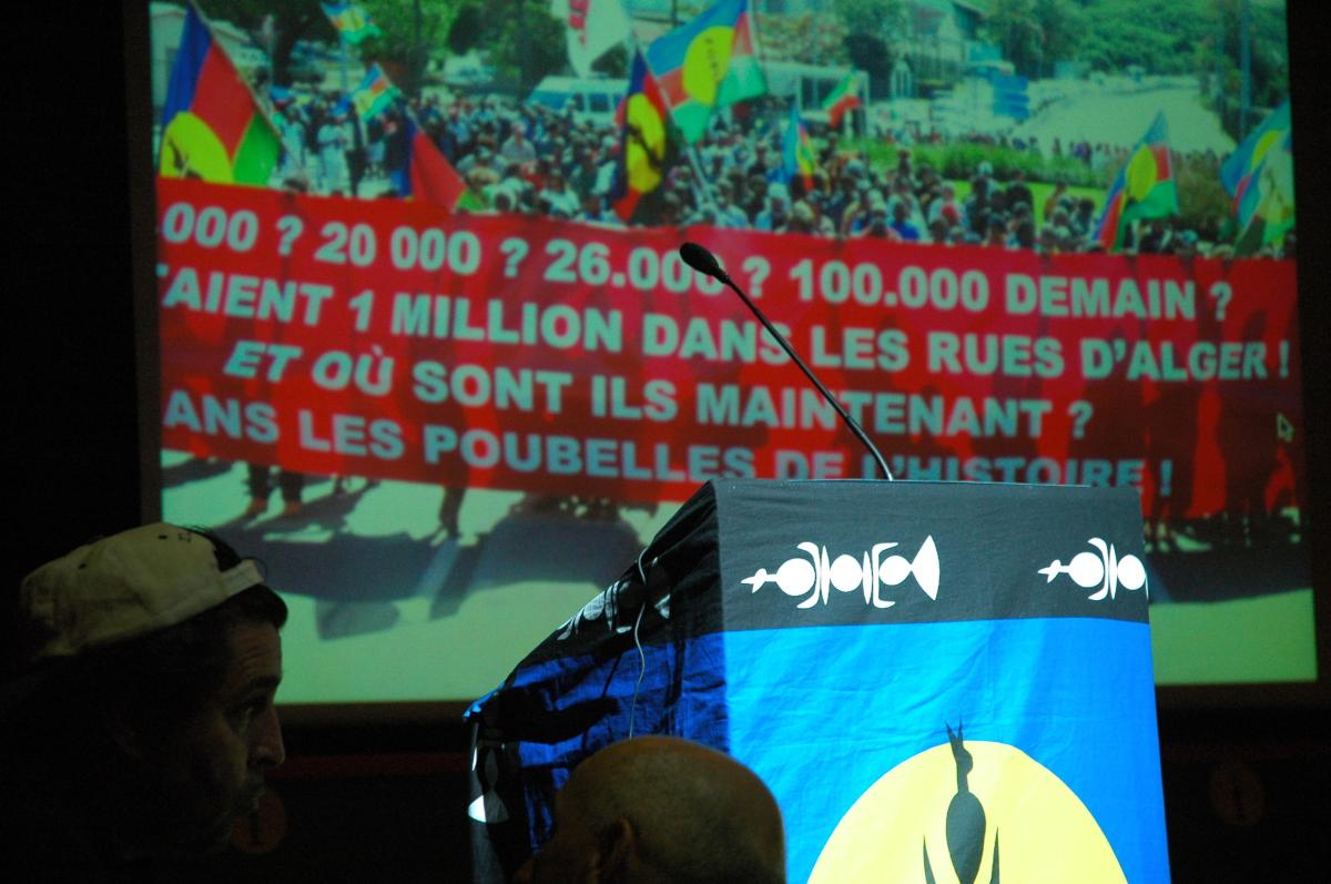 Podium à la soirée de solidarité au 7 Syndicalistes de L'USTKE en Prison à NOUMEA