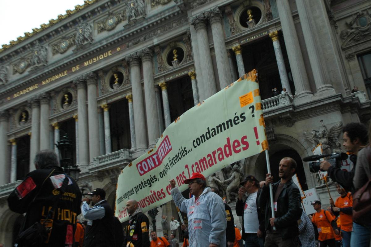 METALLURGIE continental devant l'Opéra de Paris.