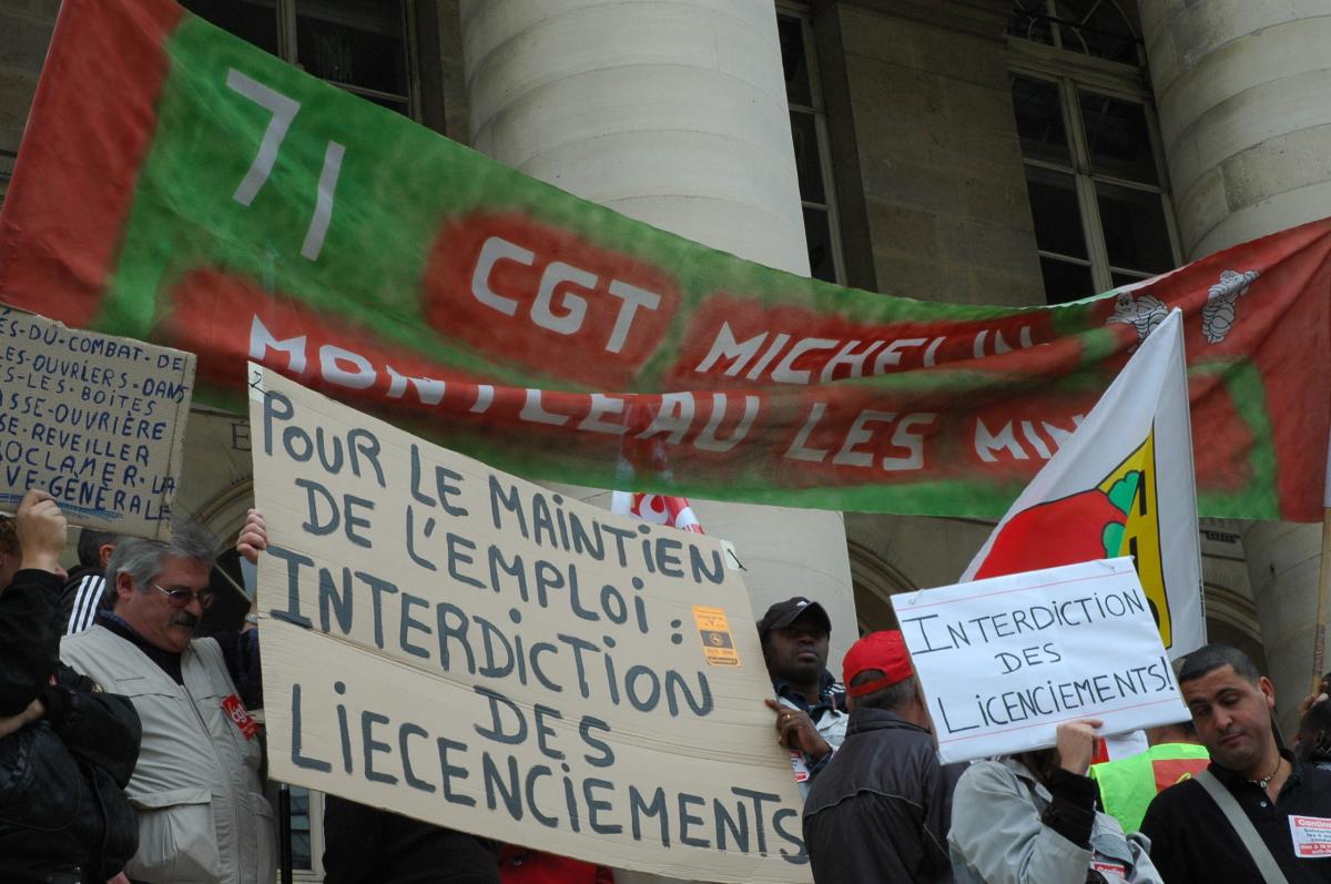 METALLURGIE Michelin pancarte interdiction des licenciements devant la bourse Paris
