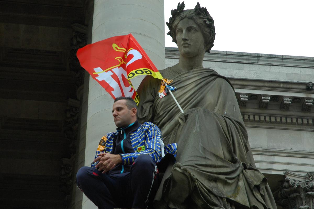 METALLURGIE GOODYEAR salarié décore la statue de la République