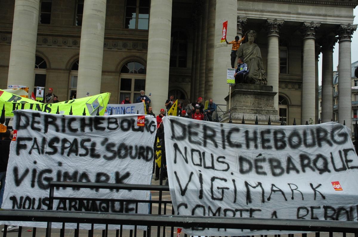 METALLURGIE banderole DERICHEBOURG VIGIMARK devant la Bourse de Paris