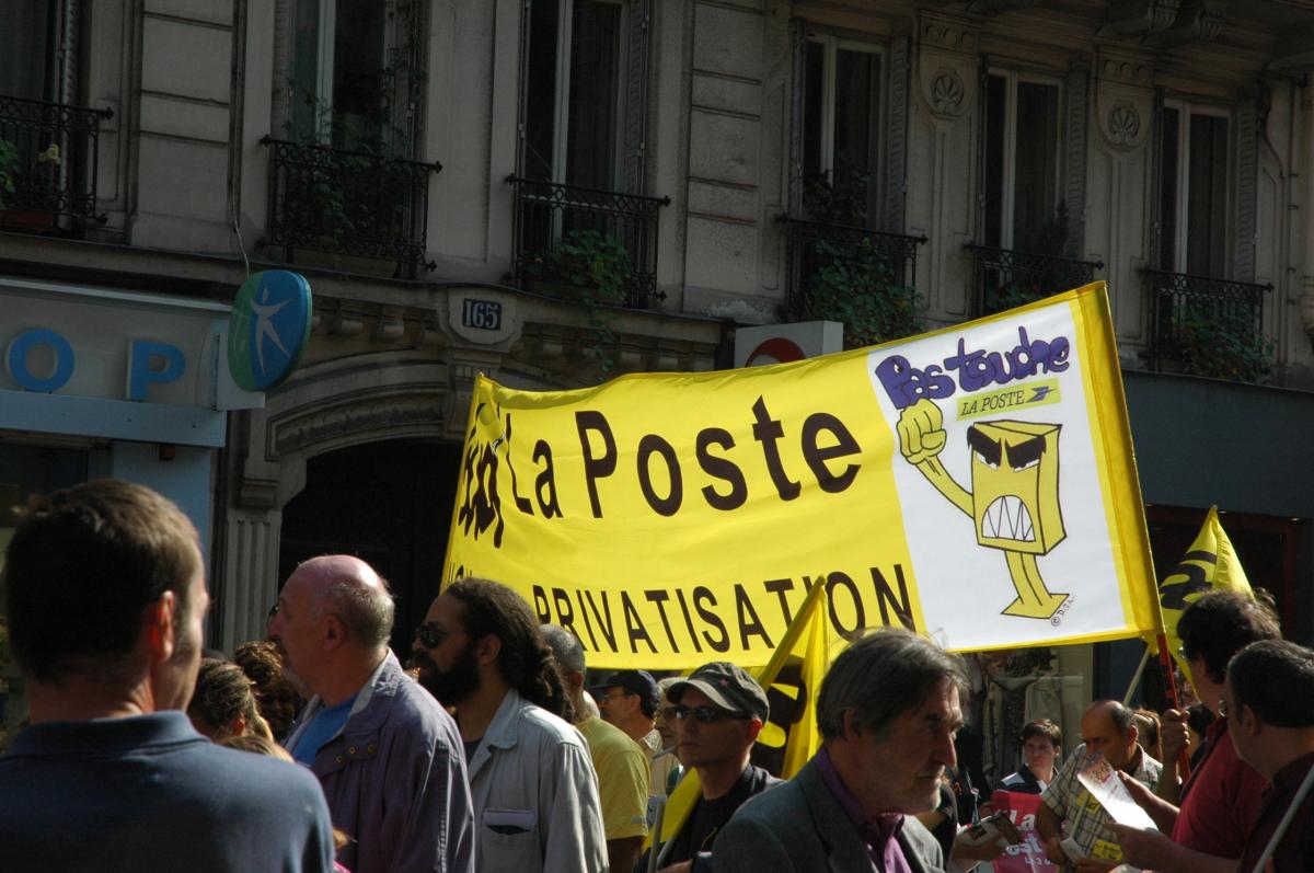 Banderole la Poste non à la Privatisation