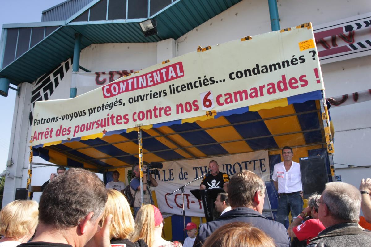 Le chapiteau devant l'usine