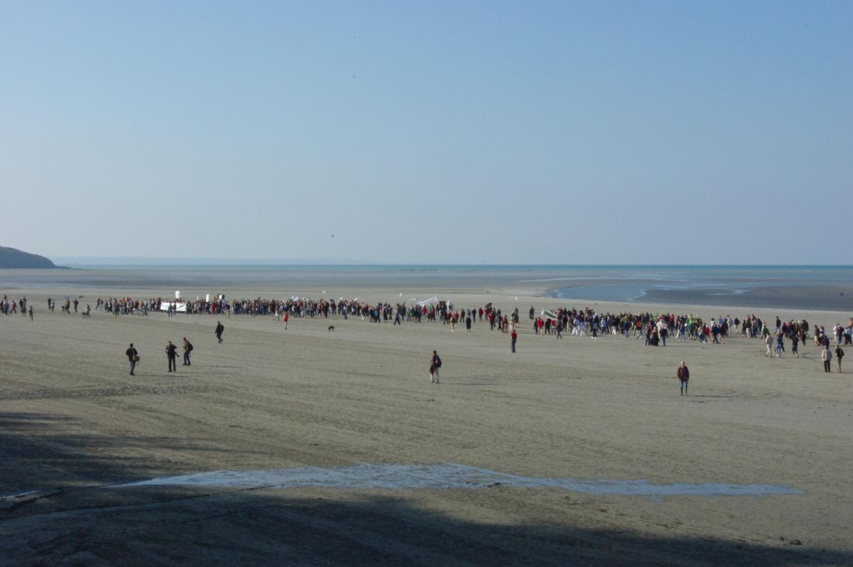 grand angle sur la plage de la Grandville: vue generale de la manifestation