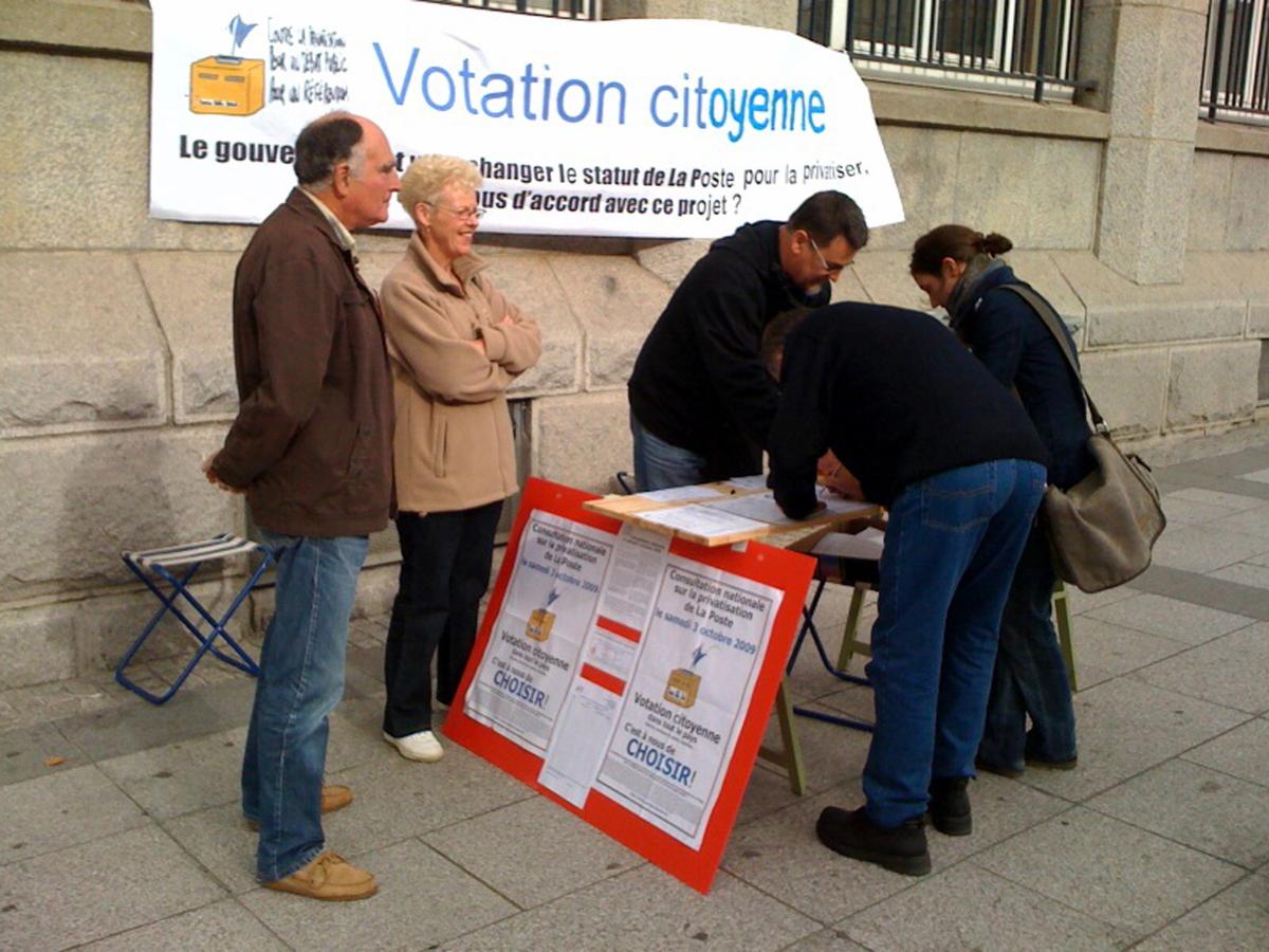 Bureau de votation pour le service public postal à Brest le 3 octobre 2009