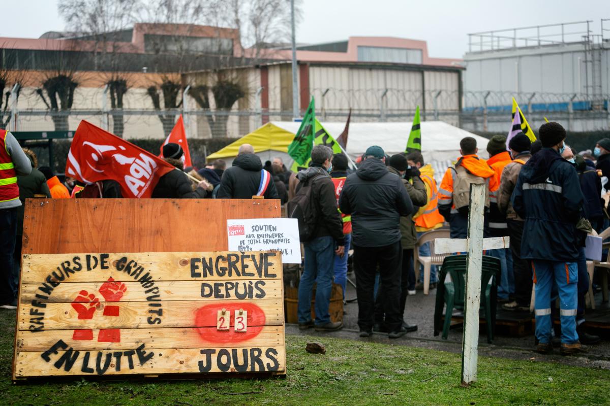 FRANCE - LABOUR - DEMONSTRATION - RALLY IN OF GRANDPUITS REFINERY WORKERS ON STRIKE