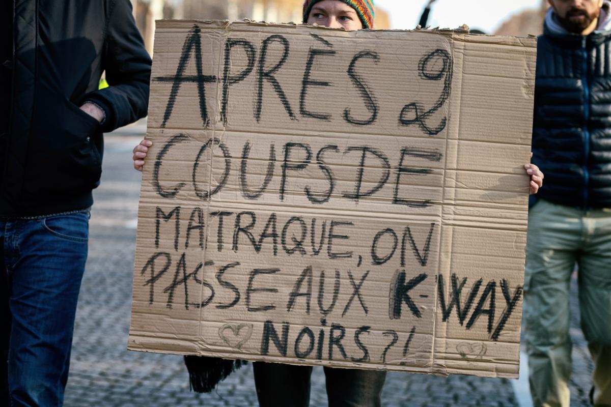 Pancrte: Après 2 coups de matraque on passe aux kway noir ?!