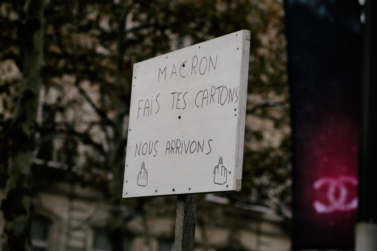 Pancarte: Macron fait tes cartons, on arrive