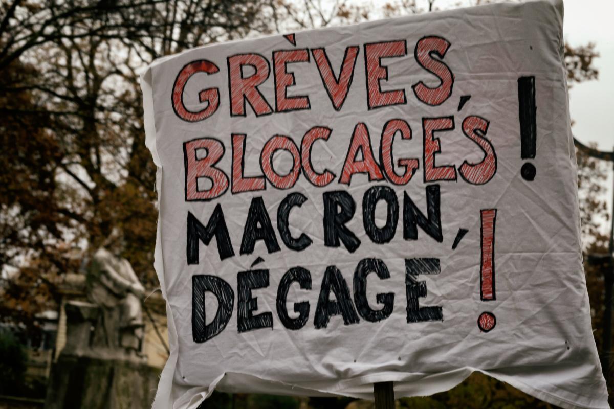Pancarte: Grèves, blocages, Macron dégage