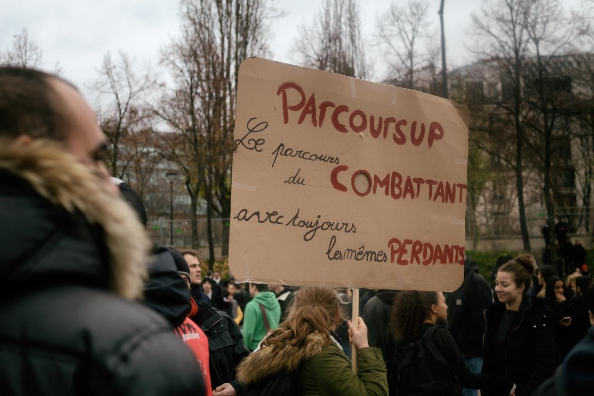 Pancarte: Parcoursup, le parcours du combattant avec toujours les mêmes perdants
