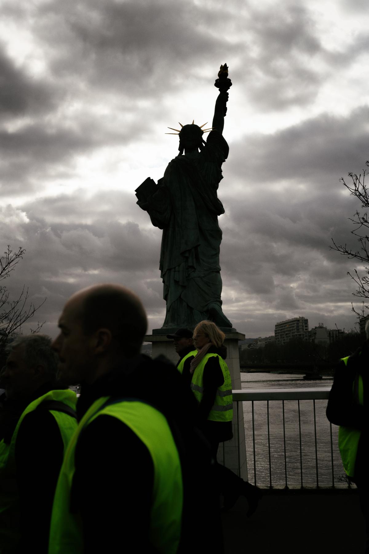 La manifestation passe devant la statue de la liberté