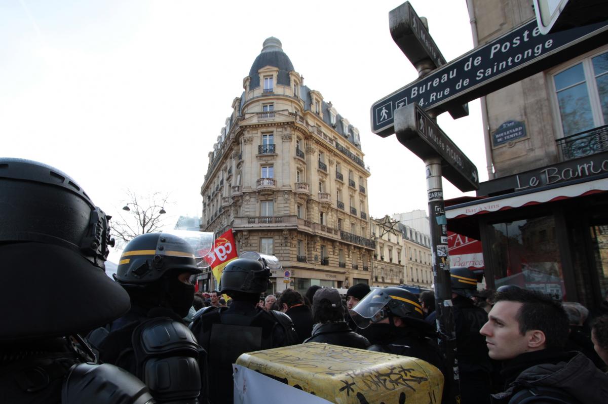 La police tronçonne le cortège