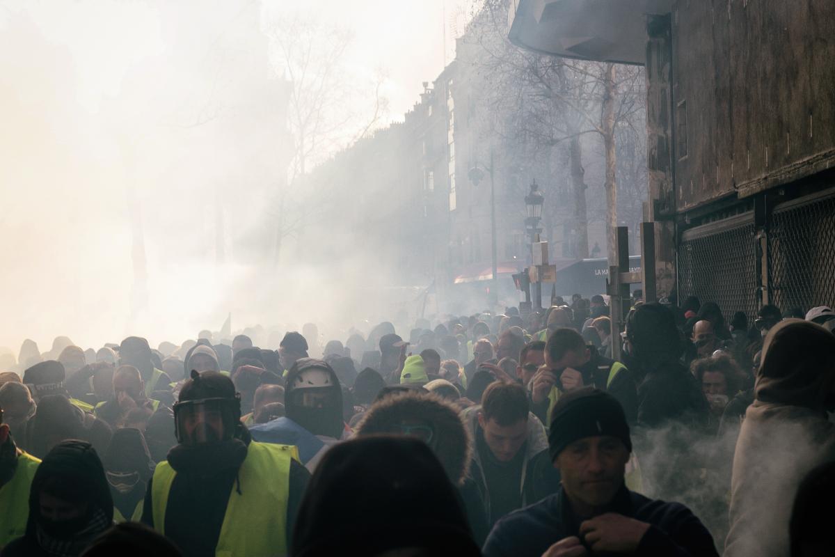 Les Champs Elysées sous les lacrymogènes