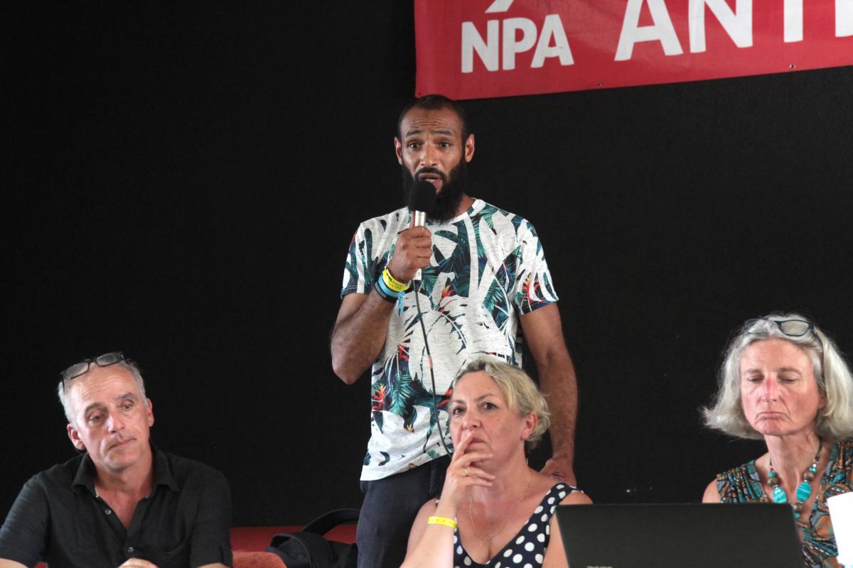 Kamel Guemari derrière Philippe Poutou, Anne Guyot-Welke et Cathy Billard